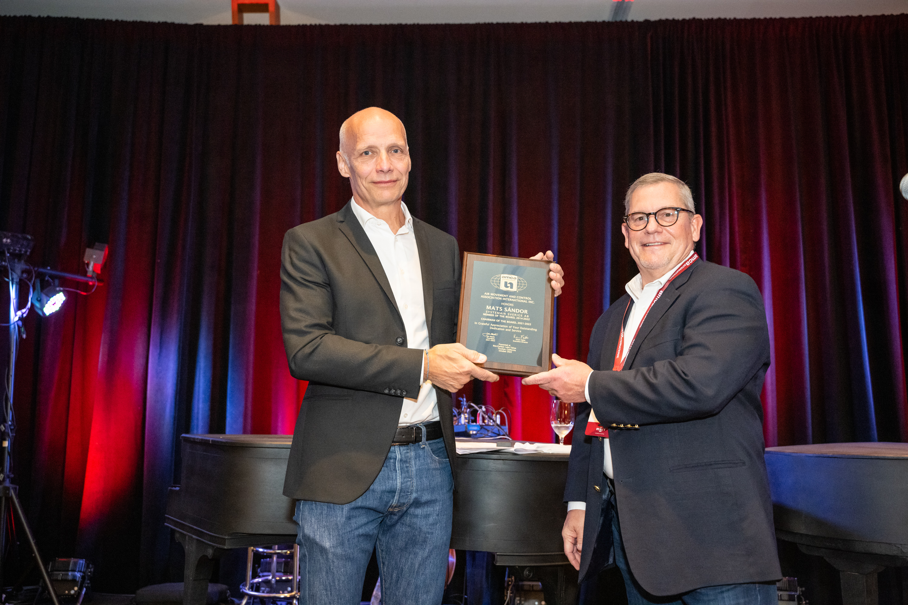 AMCA 2021-2022 President Jim Meats (right) honors retiring Chairman of the Board Mats Sándor for outstanding dedication and service to AMCA.
